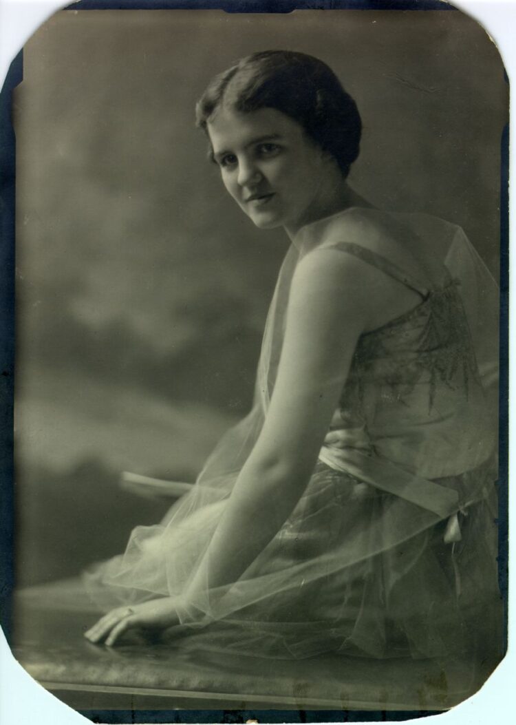 ava helen pauling feet 1