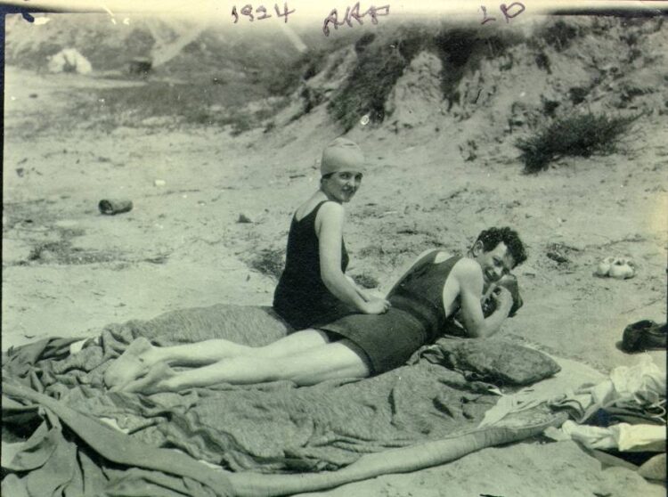 ava helen pauling feet 6