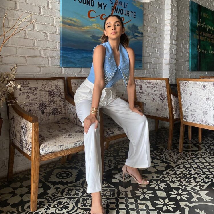 avantika hundal feet 2