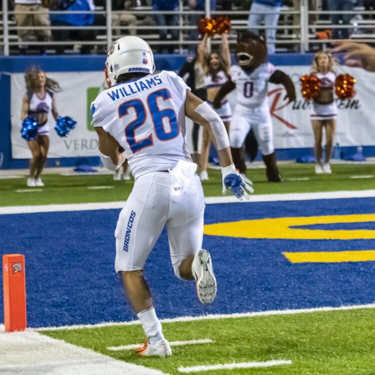 averi williams feet 6