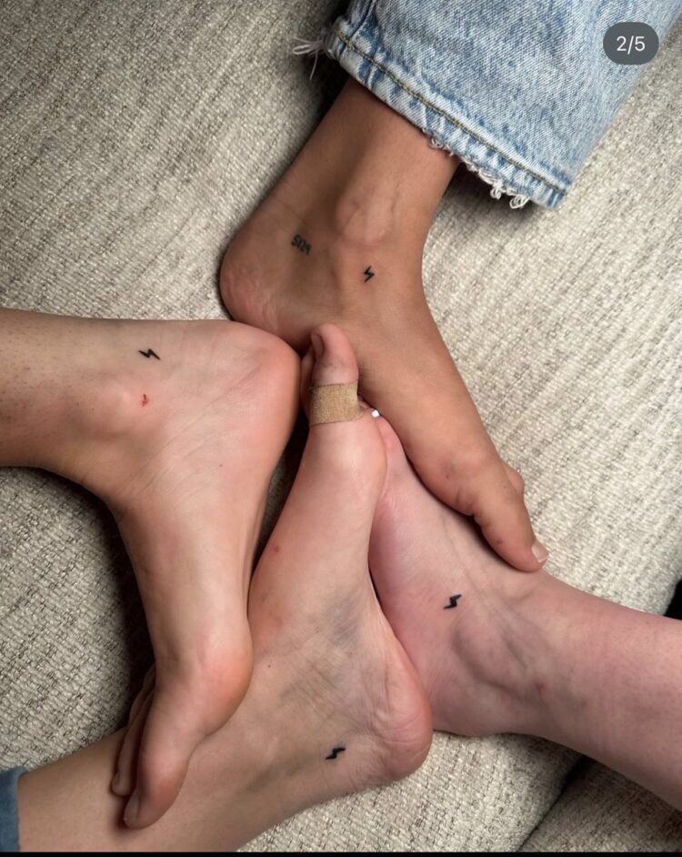avery cyrus feet 6
