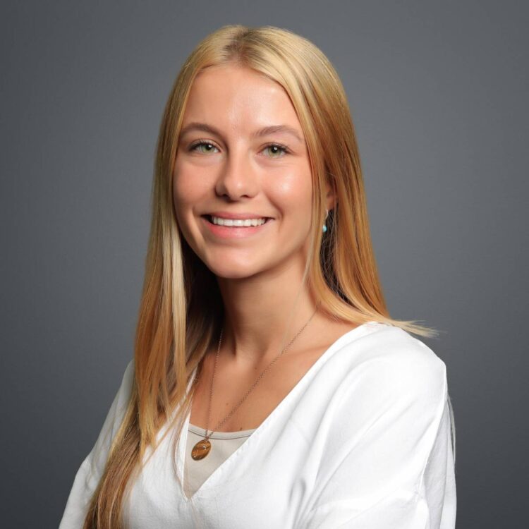 ayah bint faisal feet 6