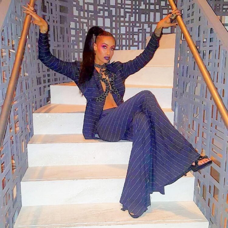 azmarie livingston feet 5