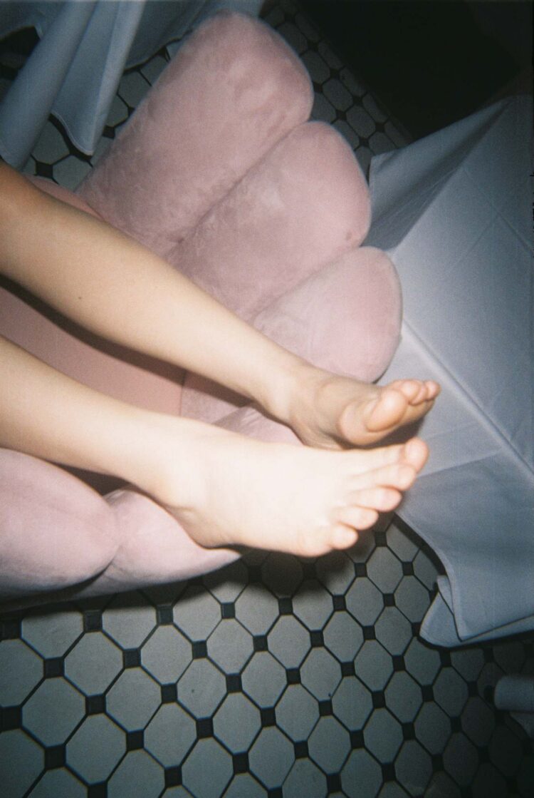 baek yerin feet 4