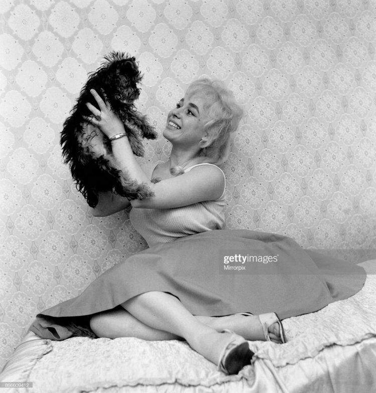 barbara windsor feet 3