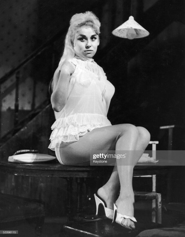 barbara windsor feet 5