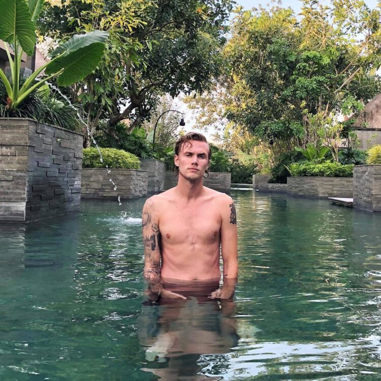 barron hilton ii feet 6