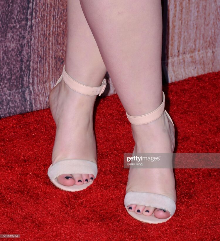 beanie feldstein feet