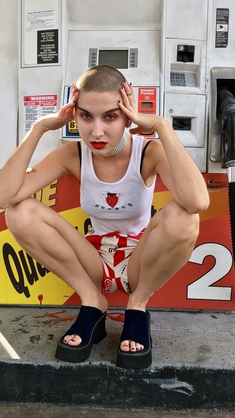 bella mcfadden feet 1