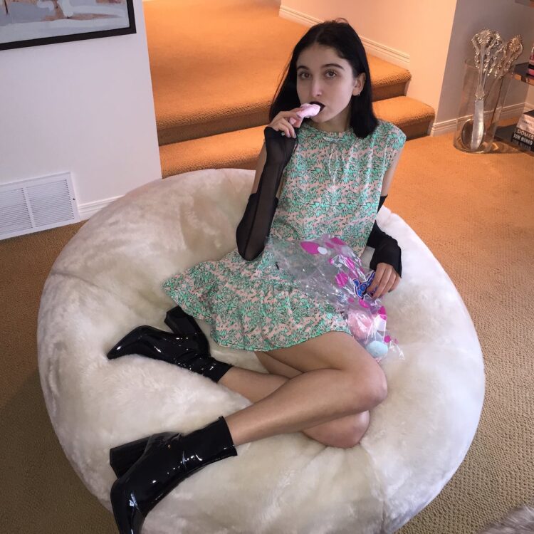 bella mcfadden feet 2