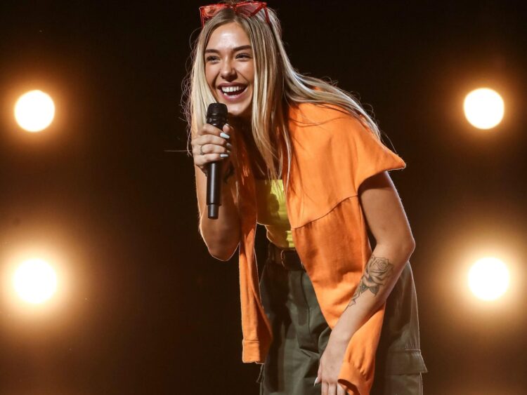 bella penfold feet 6