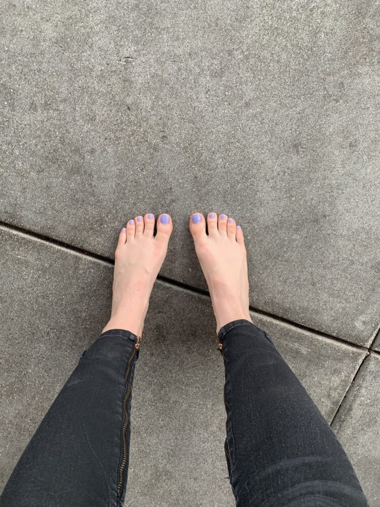 beth behrs feet