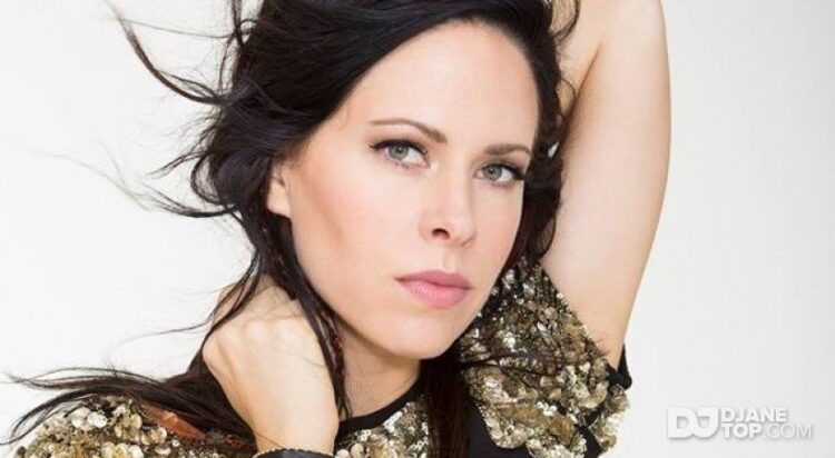 betsie larkin feet 4