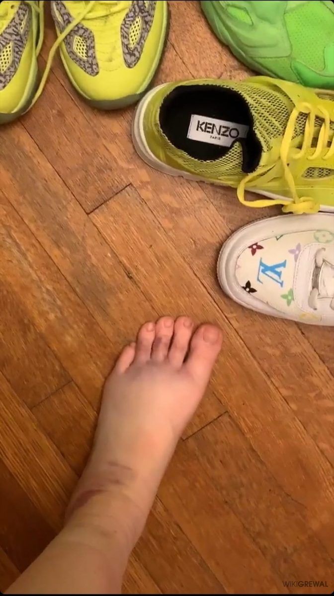 billie eilish feet 2