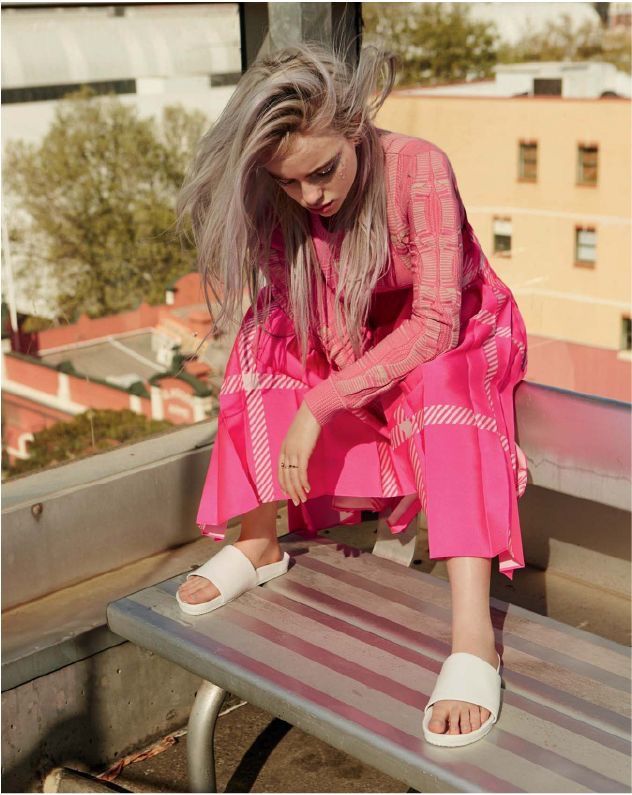 billie eilish feet 6