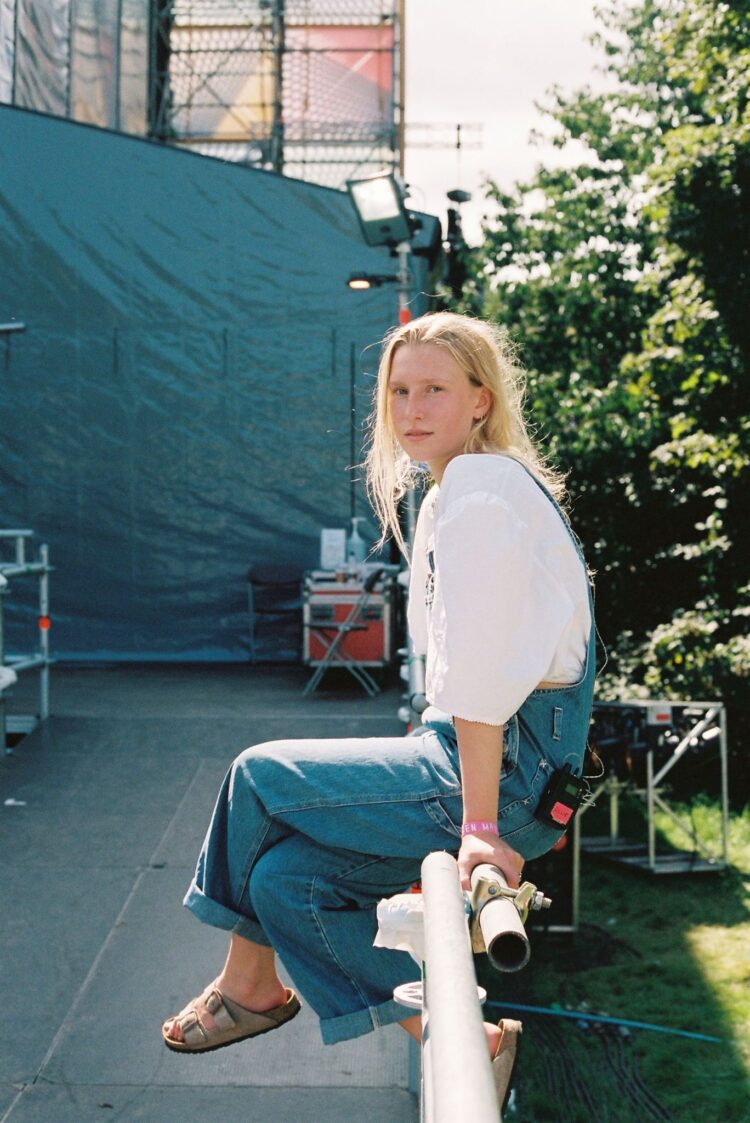 billie marten feet 3