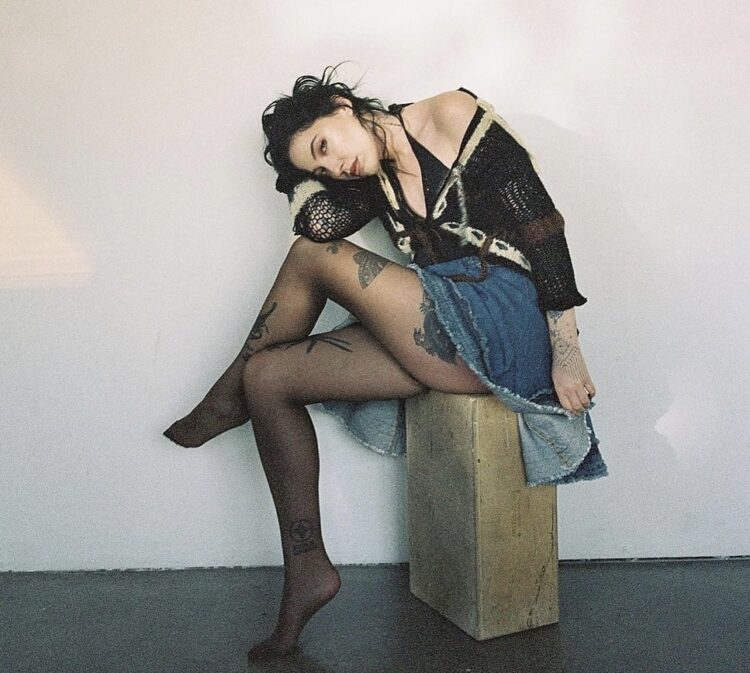 bishop briggs feet 1