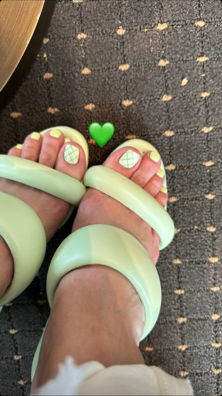 boa feet 1