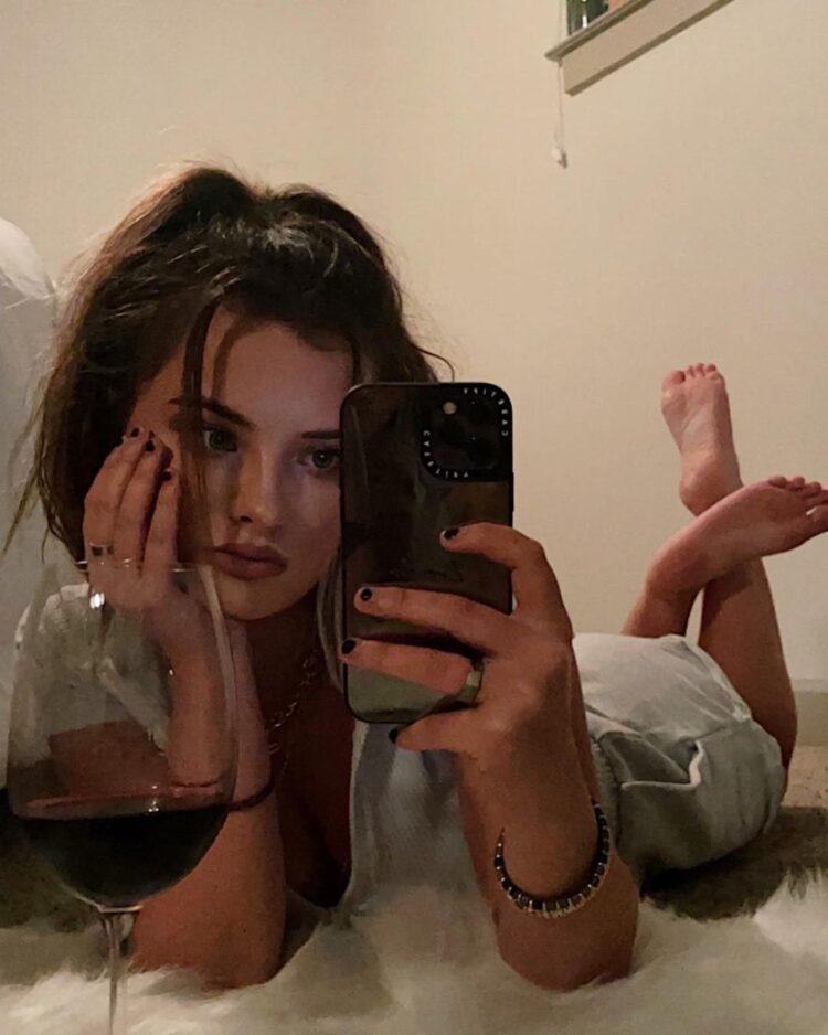 brooke hyland feet