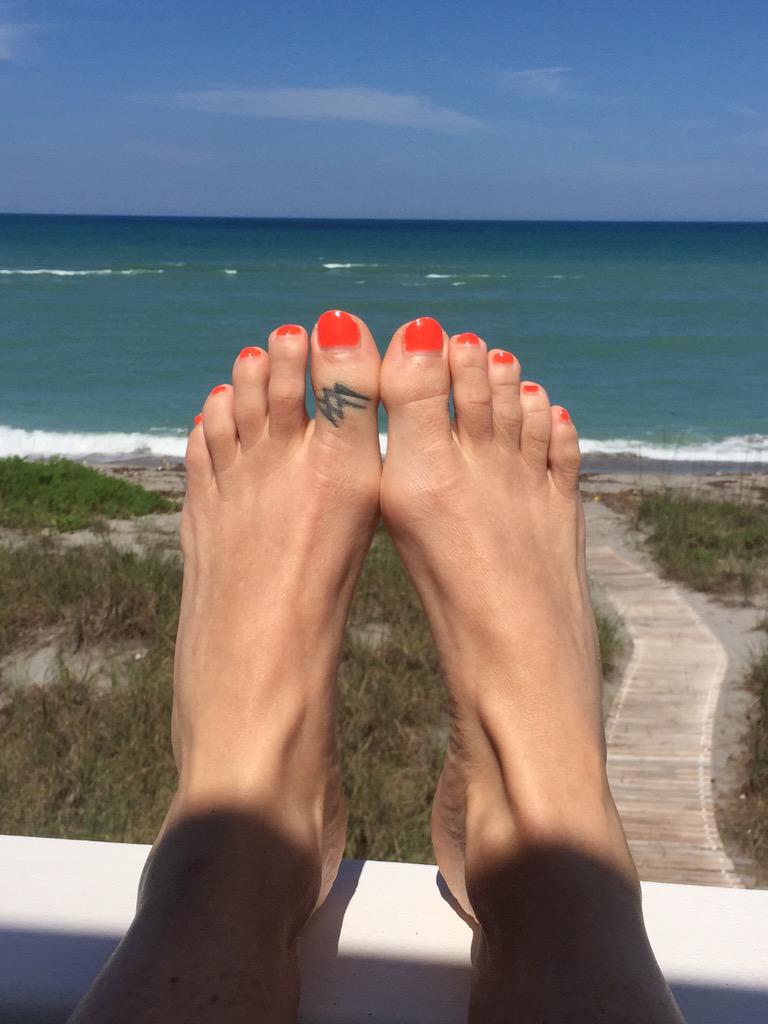 brooklyn decker feet 6
