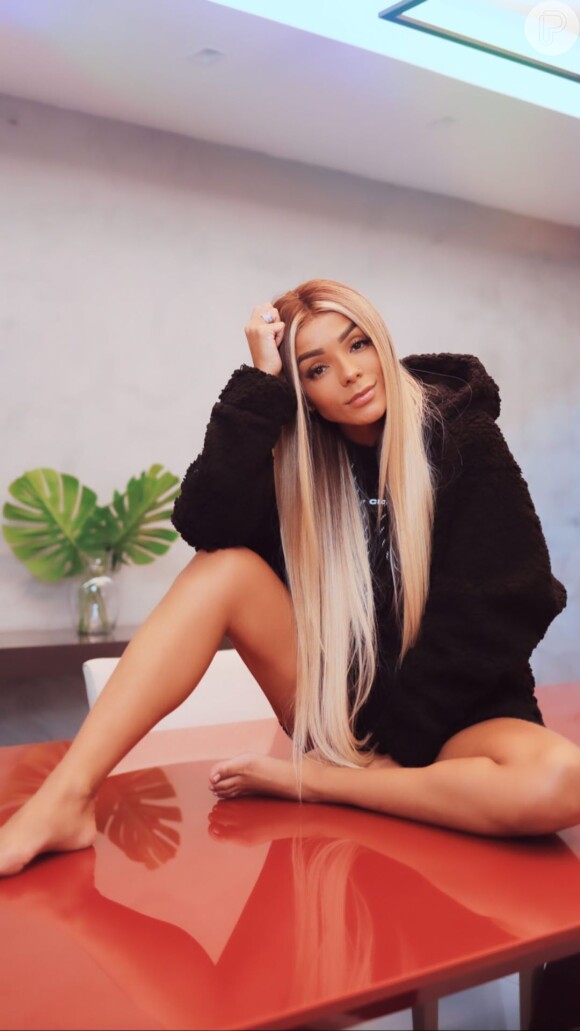 brunna goncalves feet 3