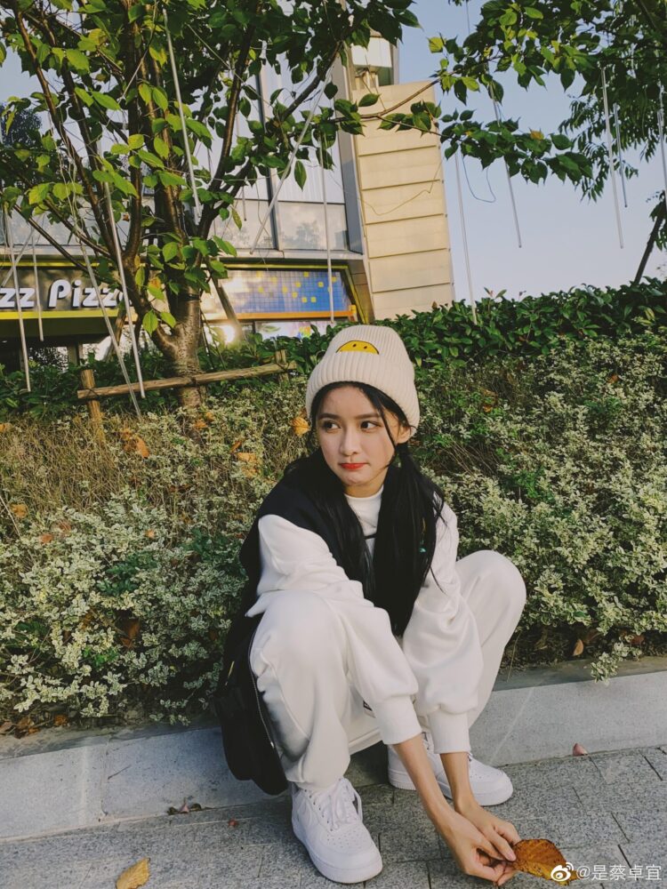 cai zhuoyi feet 5 scaled