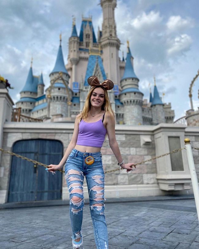 cailee kennedy feet 1