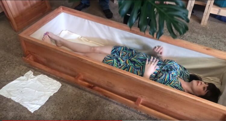 caitlin doughty feet 5