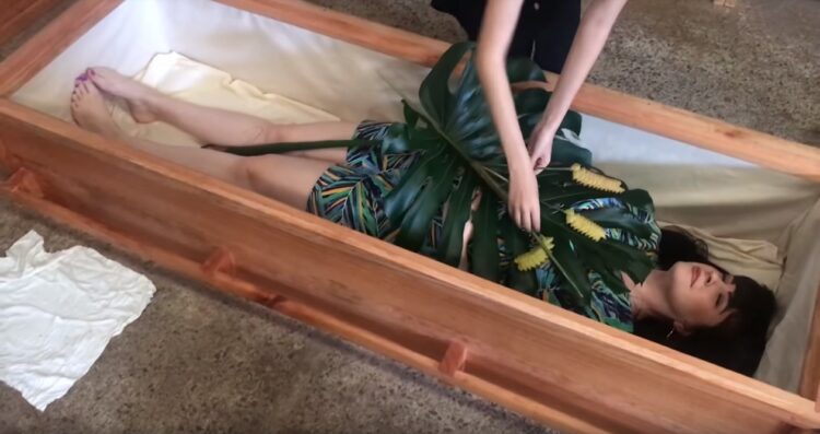 caitlin doughty feet 6