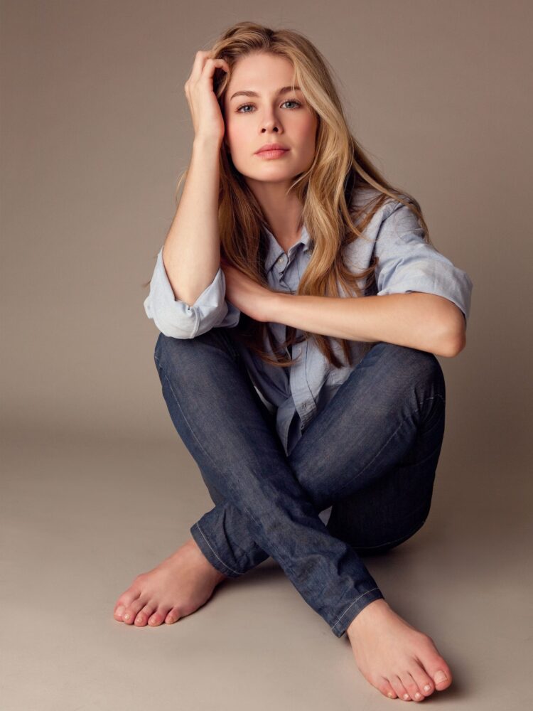 caitlin manley feet scaled