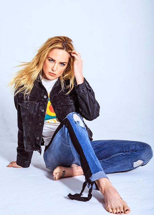 caity lotz feet 2