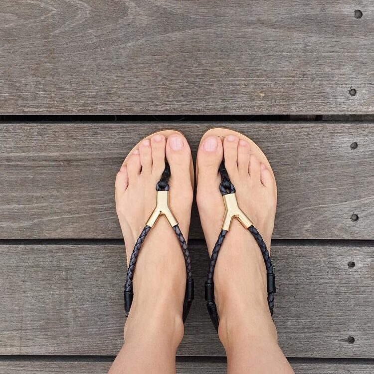 camila coutinho feet