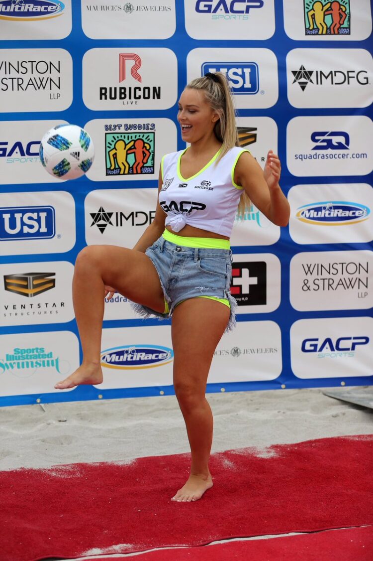 camille kostek feet 5