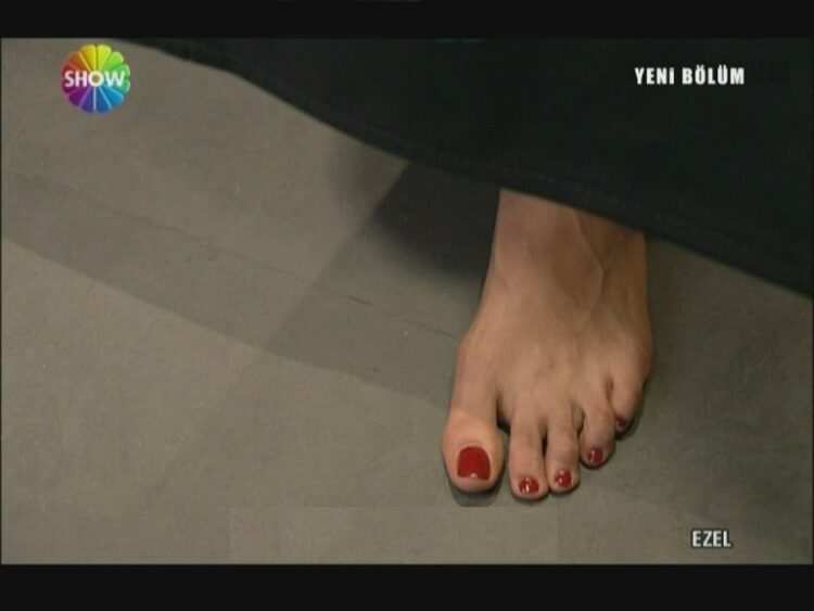cansu dere feet 2