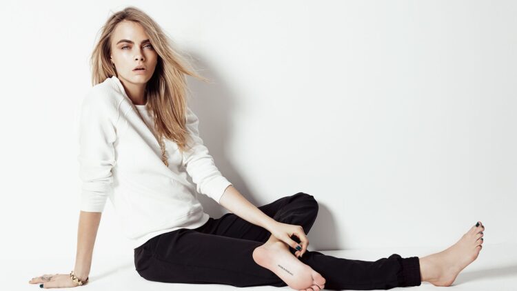 cara delevingne feet 3