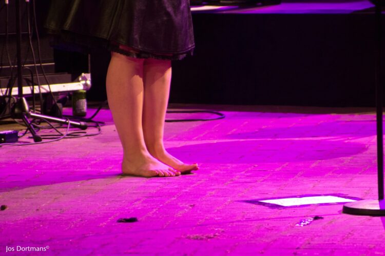 caro emerald feet 3