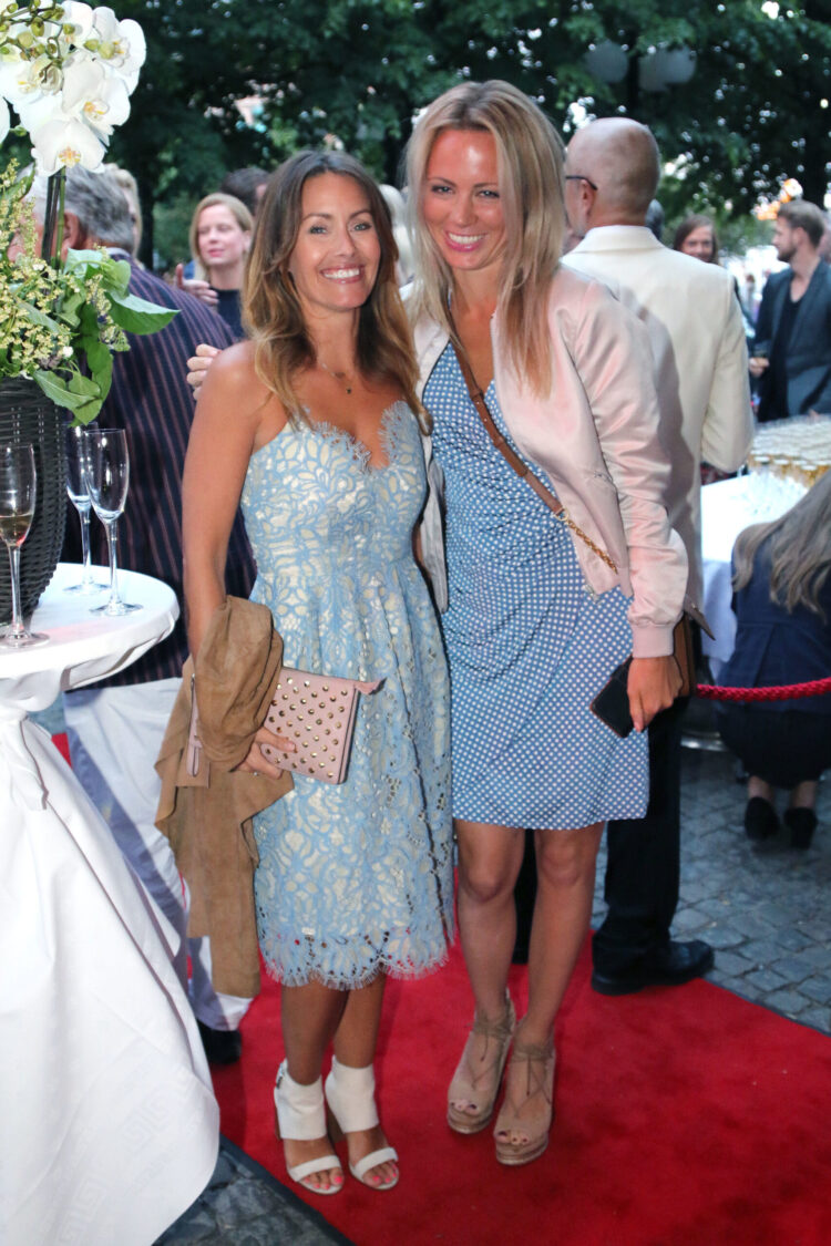 carolina neurath feet scaled