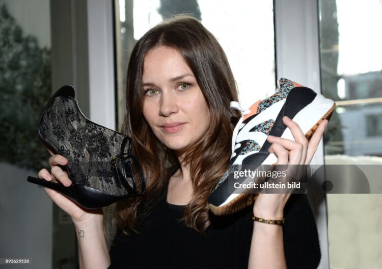 caroline blomst feet 5