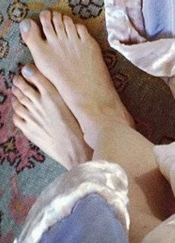 caroline polachek feet 4