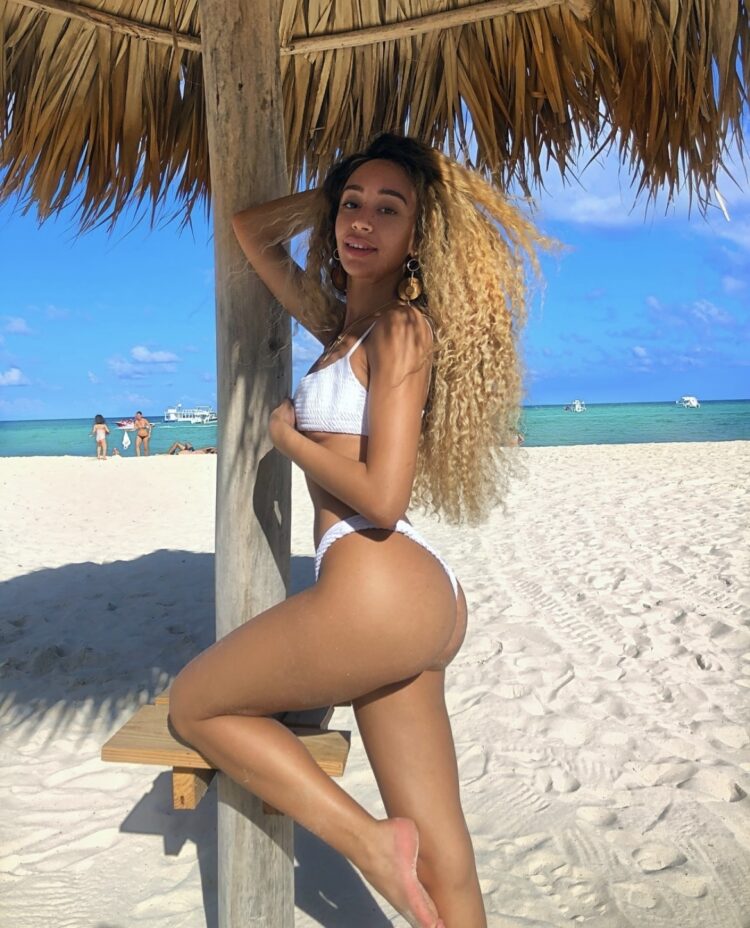 caroline viehweg feet 3