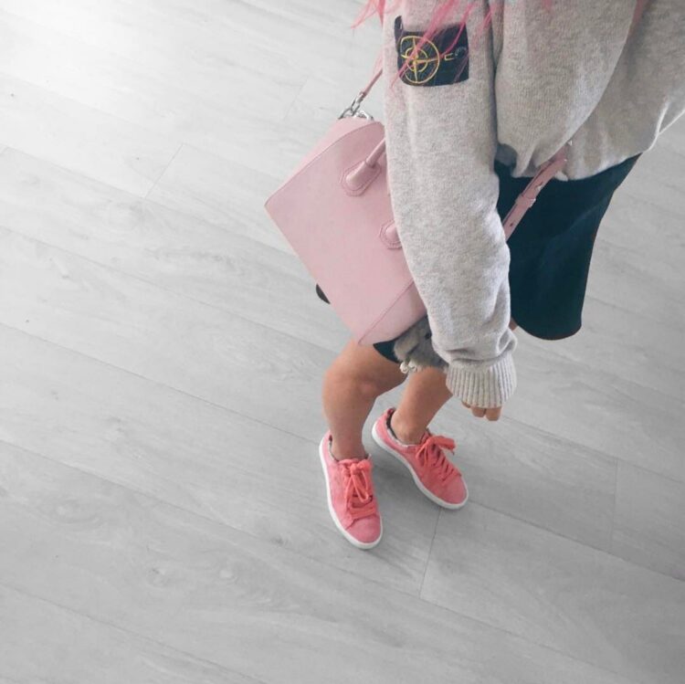 caroll lynn van den brom feet 6