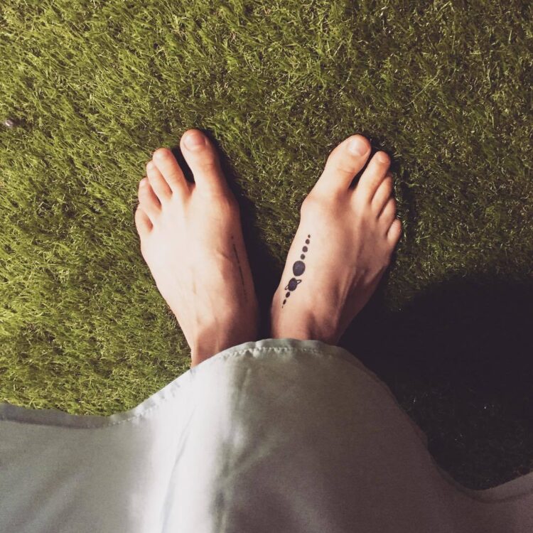 carrie hope fletcher feet 2