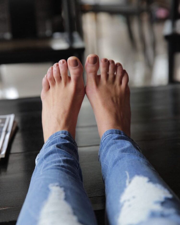 cassia linhares feet 4