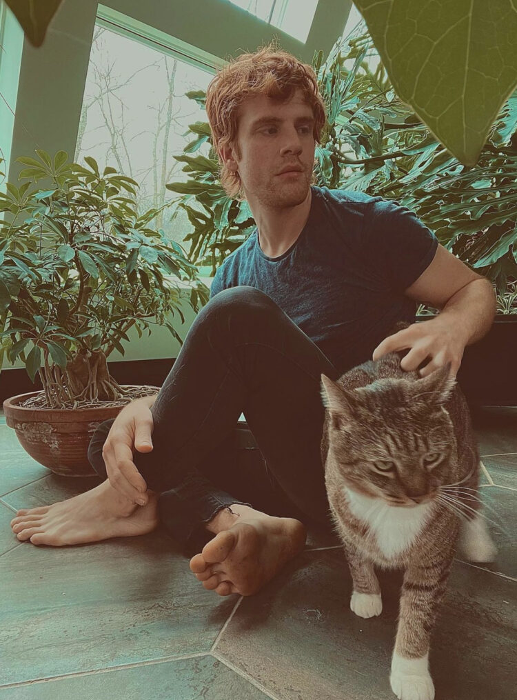 cat harmon feet