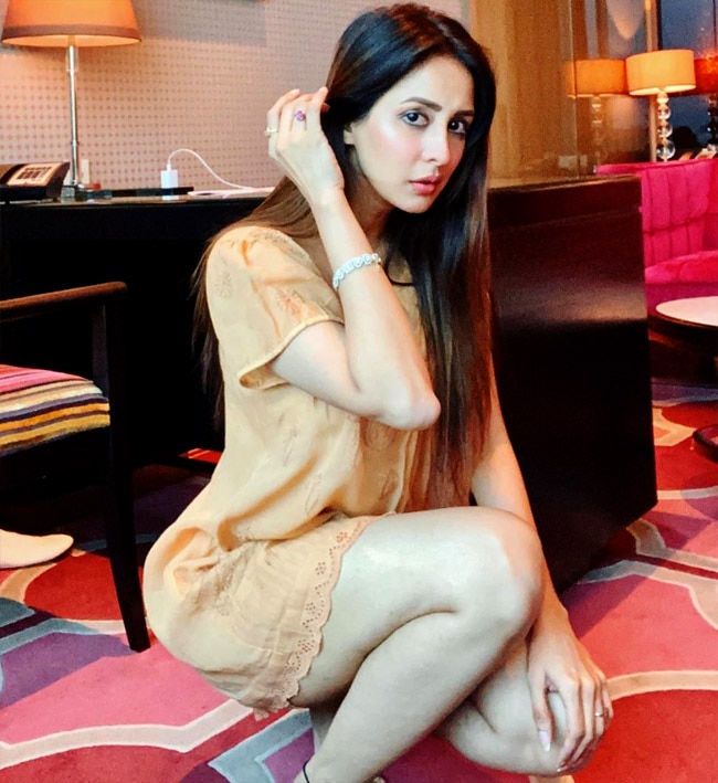 chahatt khanna mirza feet 1