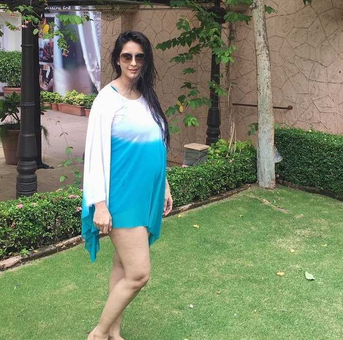 chahatt khanna mirza feet 2