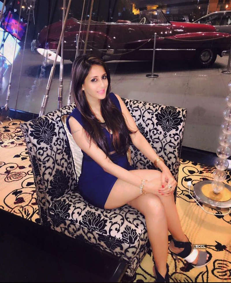 chahatt khanna mirza feet 3