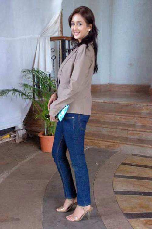 chahatt khanna mirza feet 4