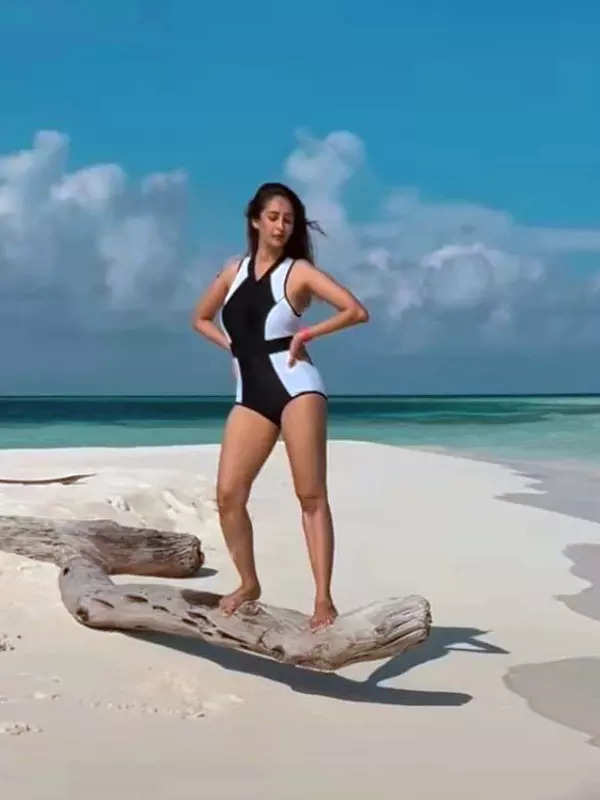 chahatt khanna mirza feet 6