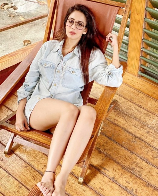 chahatt khanna mirza feet